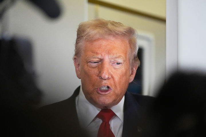 [워싱턴=AP/뉴시스]도널드 트럼프 미국 대통령이 31일(현지 시간) 마러라고 저택으로 가는 에어포스원 안에서 취재진 질문에 답하고 있다. 2025.11.01.