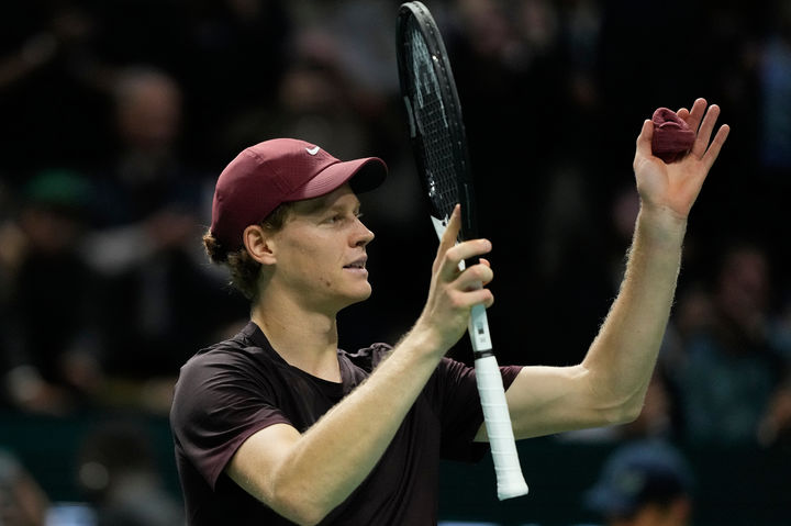 [파리=AP/뉴시스] 얀니크 신네르(이탈리아)가 31일(현지 시간) 프랑스 파리에서 열린 남자프로테니스(ATP) 투어 파리 마스터스 단식 8강전에서 벤 셸턴(미국)을 꺾은 뒤 기뻐하고 있다. 2025.10.31