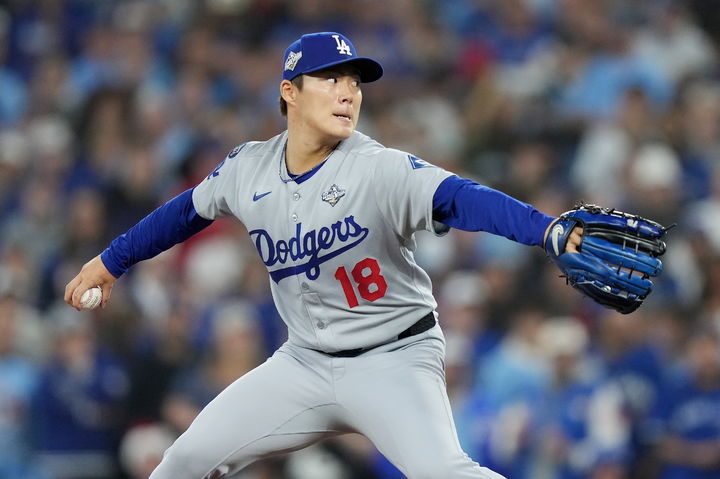[토론토=AP/뉴시스] LA 다저스 야마모토 요시노부가 1일(한국 시간) 캐나다 온타리오주 토론토의 로저스센터에서 열린 2025 메이저리그(MLB) 포스트시즌 WS 6차전 토론토 블루제이스와의 원정 경기에 선발 등판해 공을 던지고 있다. 2025.11.01.
