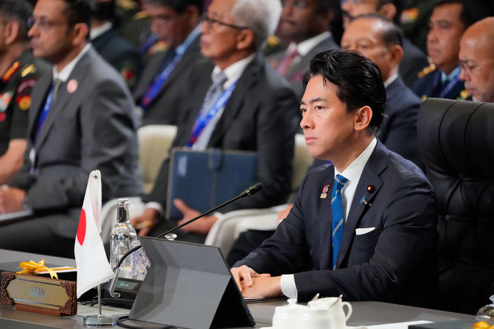 [쿠알라룸푸르=AP/뉴시스]고이즈미 신지로 일본 방위상이 지난 1일 말레이시아 쿠알라룸푸르에서 동남아시아국가연합(ASEAN) 국방장관회의에 참석했다. 2025.11.28.