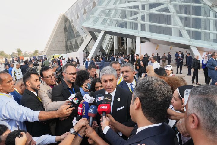 [ 기자(이집트)=AP/뉴시스] 이집트의 관광 문화재부 샤리프 파티 장관이 11월 1일 이집트대박물관(GEM) 개막식을 앞두고 입구에서 언론 브리핑을 하고 있다. 2025. 11.02.&nbsp;&nbsp; 