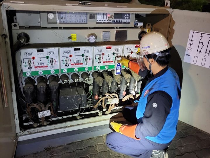 [경주=뉴시스] 주요 행사장 지상개폐기 PD(부분방전)진단. (사진=한국전력 대구본부 제공) 2025.11.03. photo@newsis.com *재판매 및 DB 금지