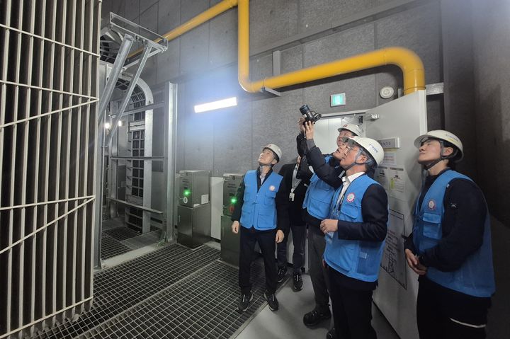 [경주=뉴시스] 보문단지 공급 설비를 점검하는 황상호 한국전력 대구본부장. (사진=한국전력 대구본부 제공) 2025.11.03. photo@newsis.com *재판매 및 DB 금지