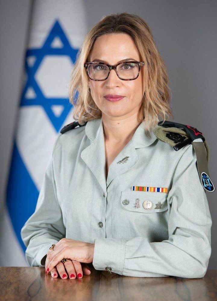 [서울=뉴시스]이스라엘군 최고 법무관이 팔레스타인 포로 학대 장면이 담긴 영상을 언론에 유출한 혐의로 조사를 받던 중 전격 사임했다. 이파트 토메르-예루살미 법무감(소장) 자료 사진. 그에 대한 경찰 수가가 이스라엘의 전쟁범죄 처벌 의지를 가늠케하는 시금석이 되고 있다. 2025.11.12. <사진출처: 이스라엘군 엑스> 2025.11.12.