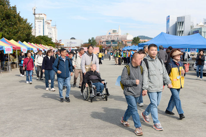 [통영=뉴시스] 신정철 기자= 경남 통영시에서 31일, 장애인거주시설 '행복한집 등 경남도내 12개소, 240여 명의 장애인·비장애인이 참여한 가운데 '2025년 더 나은 세상을 위해 함께 걸어갑니다' 두번째 프로젝트가 진행됐다. 사진은 42.195km 걷기 프로젝트에 참여한 장애인·비장애인들이 통영시 도남동 트라이애슬론광장을 출발 수륙해수욕장까지를 왕복하고 있는 모습.(사진=통영시 제공).2025.10.31. photo@newsis.com *재판매 및 DB 금지