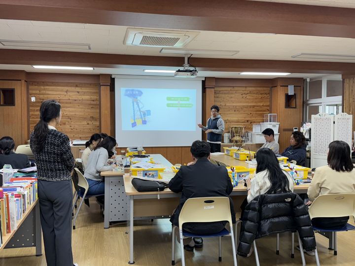 [고성(경남)=뉴시스] 신정청ㄹ 기자= 경남 고성교육지원청은 지난달 28일부터 오는 6일 사이 4일간 고성군 관내 고성초, 거류초, 대성초, 대흥초 등 4개 초등학교에서 교원 150여 명이 참여한 가운데 ‘초등 수업사례 나눔’을 운영 중이다. 사진은 지난달 30일, 고성초등학교 수업 모습.(사진=고성교육지원청 제공).2025.11.01. photo@newsis.com *재판매 및 DB 금지