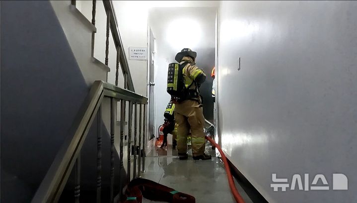 [서울=뉴시스] 10월 31일 오전 2시14분께 서울 관악구 대학동 한 주택에서 불이 나 소방이 출동해 화재 진압을 하고 있다. (사진=서울 관악소방서 제공) 2025.11.01. photo@newsis.com