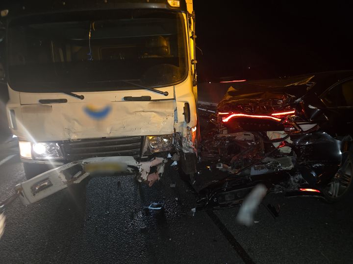 [창원=뉴시스]함안중부내륙고속도로서 5중 추돌 사고 현장.(사진=독자 제공) 2025.11.01.photo@newsis.com *재판매 및 DB 금지