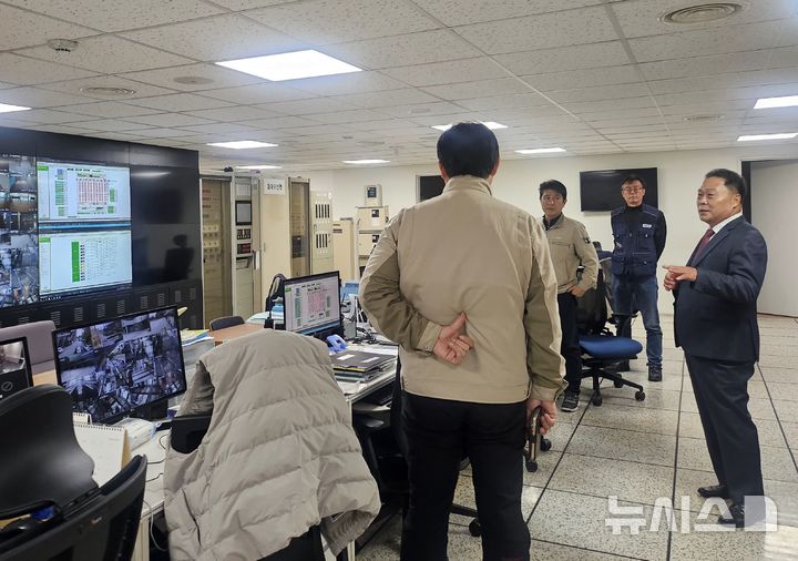 [창원=뉴시스]경남관광재단 배종천(맨 오른쪽) 신임 대표이사가 10월 31일 경남도로부터 임명장을 받은 후 취임식 대신에 재단 사무실이 있고 재단이 관리하는 창원컨벤션센터(CECO, 세코) 종합상황실을 방문해 직원들을 격려하고 있다.(사진=경남관광재단 제공) 2025.110.01. photo@newsis.com