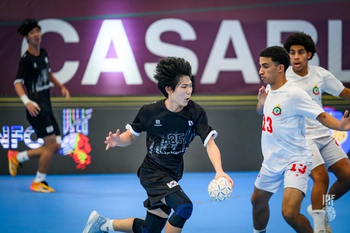 [서울=뉴시스] 한국 17세 이하(U-17) 남자 핸드볼 대표팀, 모로코와의 제1회 국제핸드볼연맹(IHF) U-17 세계선수권대회 11·12위전에서 승부 던지기 끝에 35-36 패배. (사진=IHF 홈페이지 캡처) 2025.11.01. photo@newsis.com *재판매 및 DB 금지