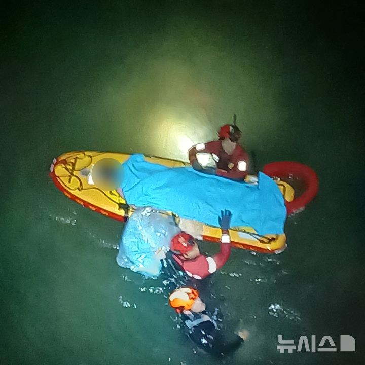 [인천=뉴시스] 인천대교에서 투신한 20대 여성이 인천영종소방서 구조대원들에게 구조되고 있다. (사진=인천소방본부 제공) 2025.11.01. photo@newsis.com