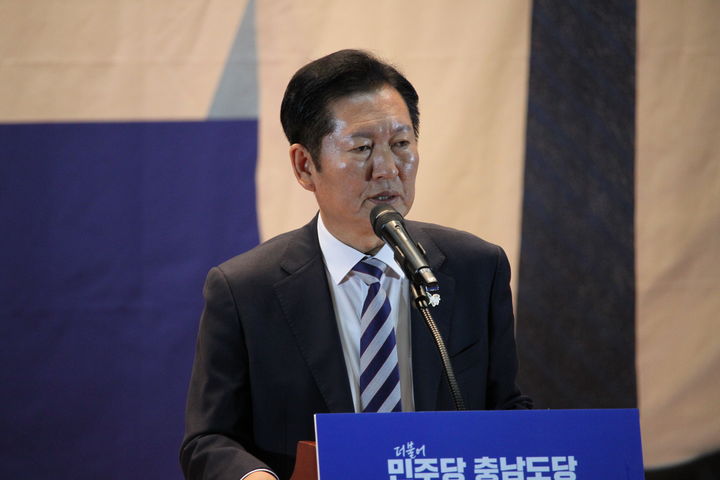 [천안=뉴시스] 최영민 기자=정청래 더불어민주당 대표가 1일 충남 천안시 단국대학교 천안캠퍼스에서 열린 더불어민주당 충남도당 임시당원대회에 참석해 격려사를 하고 있다. 2025.11.01 ymchoi@newsis.com *재판매 및 DB 금지