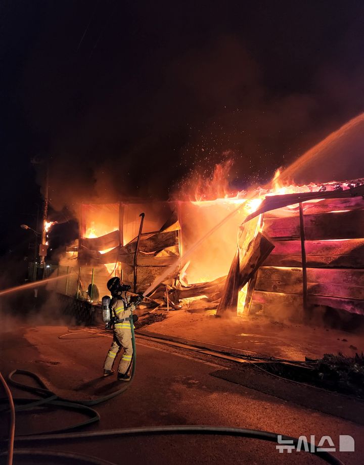 [양주=뉴시스] 양주 공장 화재.(사진=경기도북부소방재난본부 제공) 2025.11.01 photo@newsis.com