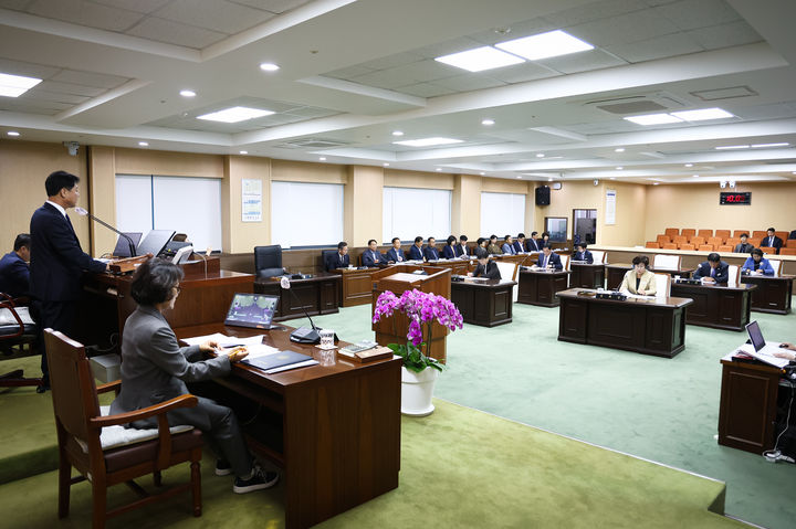 [대전=뉴시스] 조명휘 기자 = 청양군의회 제315회 임시회가 31일 안건을 심의 의결한 뒤 폐회하고 있다. (사진= 청양군의회 제공) 2025.11.01. photo@newsis.com *재판매 및 DB 금지