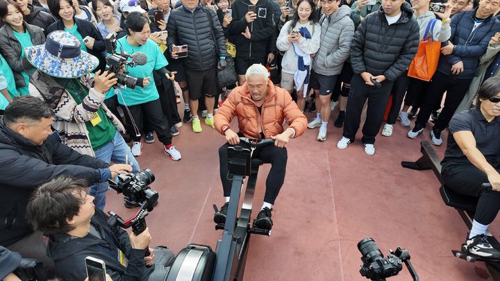 [보은=뉴시스] 1일 충북 보은군 보은공설운동장서 열린 이벤트 '2025 강철공무원 Run Festa in 충북 보은’에서 유명 무도인 겸 방송인 추성훈씨가 하체근력을 측정하고 있다. 이날 행사엔 전국 각지의 공무원과 공무원 가족, 보은지역 주민 등 6000여 명이 참여해 운동수행능력을 겨뤘다. (사진=보은군 제공) 2025.11.01. photo.newsis.com *재판매 및 DB 금지