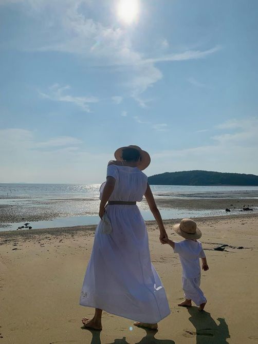 [서울=뉴시스] 모델 문가비가 30일 자신의 소셜미디어(SNS)에 배우 정우성과 사이에서 낳은 아들을 공개했다. (사진=문가비 인스타그램) 2025.10.30. photo@newsis.com *재판매 및 DB 금지