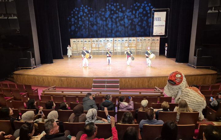 [용인=뉴시스] 이병희 기자 = 1일 오후 경기 용인시 경기국악원에서 외국인 관광객 대상 전통문화 체험 프로그램 'Feel Korea: Gugak Experience(한국을 느끼다: 국악 체험)'에 참여한 외국인들이 소쩍새의 공연을 보고 있다. 2025.11.01. iambh@newsis.com *재판매 및 DB 금지