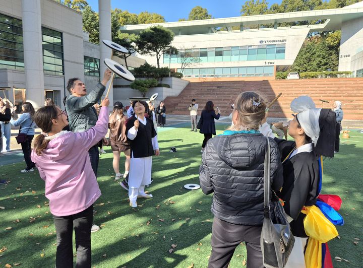 [용인=뉴시스] 이병희 기자 = 1일 오후 경기 용인시 경기국악원에서 외국인 관광객 대상 전통문화 체험 프로그램 'Feel Korea: Gugak Experience(한국을 느끼다: 국악 체험)'에 참여한 외국인들이 전통놀이를 체험하고 있다. 2025.11.01. iambh@newsis.com *재판매 및 DB 금지