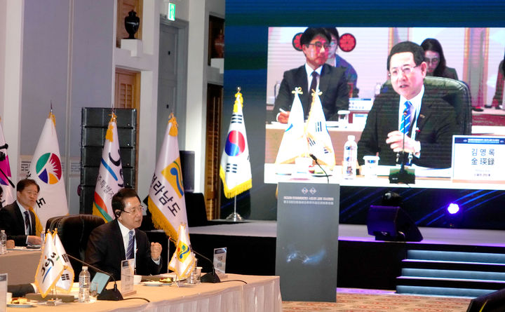 [무안=뉴시스] 김영록 전남도지사가 1일 제주도 신라호텔에서 열린 제33회 한·일해협연안 시·도·현 교류 지사회의에 참석해 탄소중립을 주제로 발표하고 있다. (사진 = 전남도 제공) 2025.11.01. photo@newsis.com *재판매 및 DB 금지