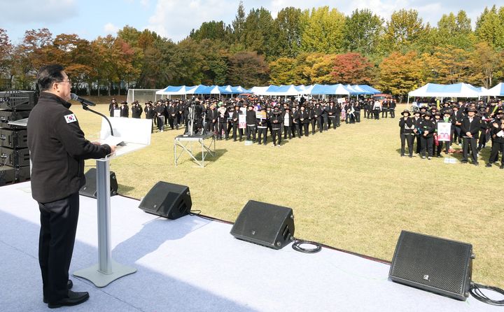 [대전=뉴시스]이장우 대전시장이 1일 대전의용소방대 한마음 축제에 참석해 인사말을 하고 있다. (사진=대전시 제공) 2025.11. 01 photo@newsis.com *재판매 및 DB 금지