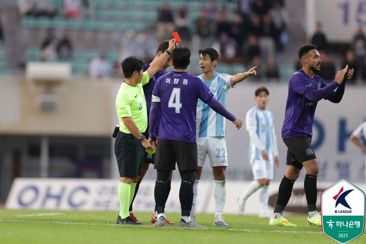 [서울=뉴시스]K리그1 울산 김민혁 퇴장. (사진=한국프로축구연맹 제공)