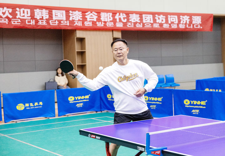 [칠곡=뉴시스] 김재욱 군수가 드라이브를 날리고 있다. (사진=칠곡군 제공) 2025.11.01 photo@newsis.com *재판매 및 DB 금지