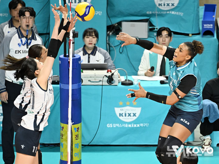 [서울=뉴시스] 여자배구 GS칼텍스 실바(오른쪽)가 1일 서울 장충체육관에서 열린 진에어 2025~2026 V-리그 여자부 경기에서 한국도로공사를 상대로 공격을 시도하고 있다. (사진=KOVO 제공) 2025.11.01.