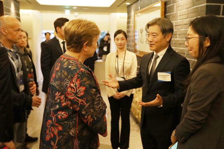 [구미=뉴시스] 이승환(오른쪽) 총장과 IMF 총재가 인사를 나누고 있다. (사진=구미대 제공) 2025.11.01 photo@newsis.com *재판매 및 DB 금지