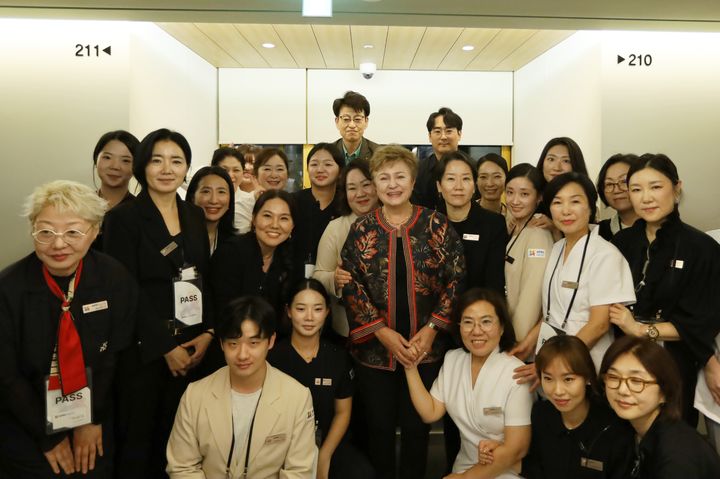 [구미=뉴시스] IMF 총재와 의료뷰티 학생, 교직원들이 기념사진을 찍고 있다. (사진=구미대 제공) 2025.11.01 photo@newsis.com *재판매 및 DB 금지