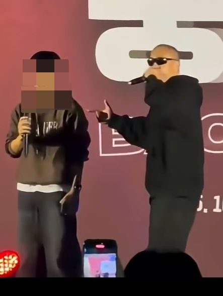 [서울=뉴시스] 래퍼 정상수가 지난달 31일 서울 충암고등학교 축제에서 윤석열 전 대통령을 지지하는 구호를 외쳐 논란이 일고 있다. (사진=온라인 커뮤니티) 2025.11.01. photo@newsis.com *재판매 및 DB 금지