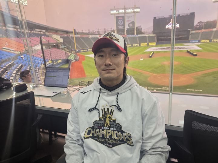 [서울=뉴시스] 김희준 기자 = LG 트윈스의 신민재가 1일 잠실구장에서 열린 '한국시리즈 통합 우승 IN 잠실' 행사가 열리기 전 취재진과 인터뷰를 하고 있다. 2025.11.01jinxijun@newsis.com *재판매 및 DB 금지