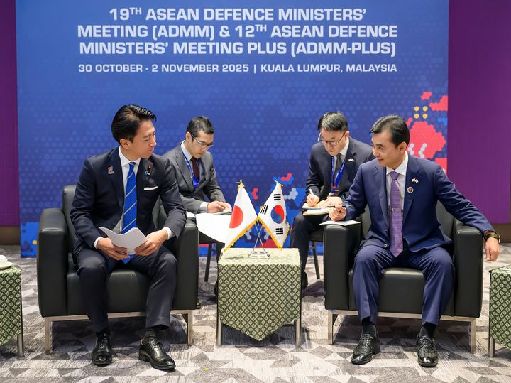 [서울=뉴시스]안규백 국방부 장관은 1일 말레이시아에서 개최된 제12차 아세안 확대국방장관회의를 계기로 고이즈미 신지로 일본 방위대신과 만나 국방협력을 논의했다. (사진=국방부 제공) 2025.11.01. *재판매 및 DB 금지