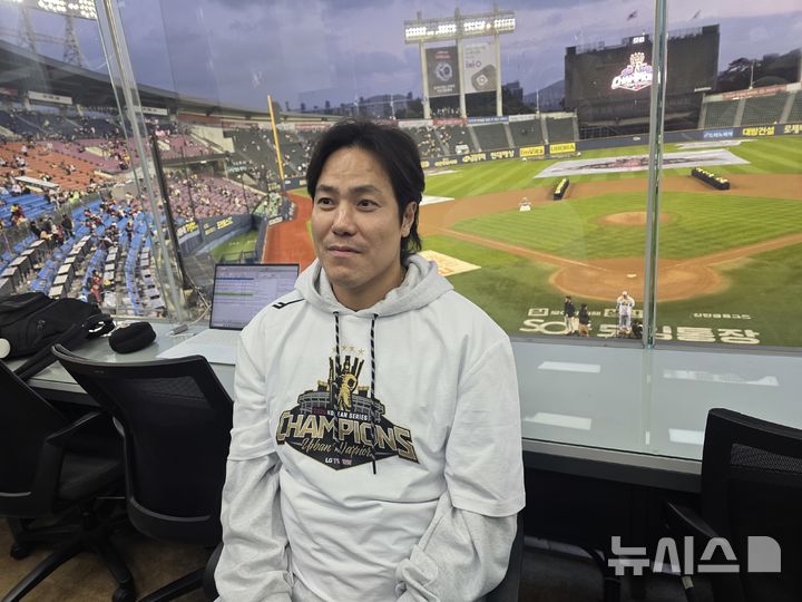 [서울=뉴시스] 김희준 기자 = LG 트윈스의 김진성이 1일 잠실구장에서 열린 '한국시리즈 통합 우승 IN 잠실' 행사가 열리기 전 취재진과 인터뷰를 하고 있다. 2025.11.01jinxijun@newsis.com