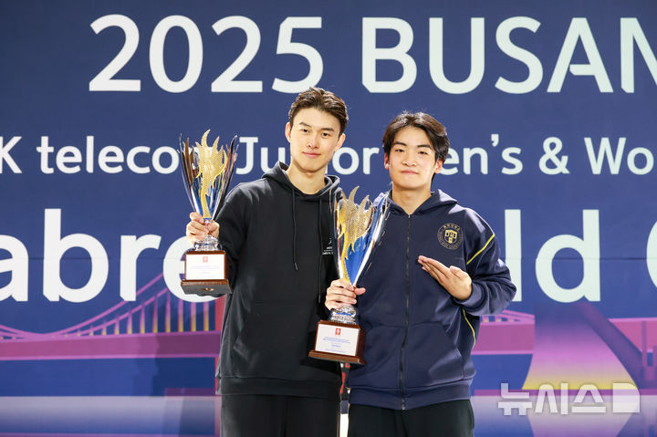 [서울=뉴시스]펜싱 이준희·김지환, 부산 주니어 사브르 월드컵 금·은메달. (사진=대한펜싱협회 제공)