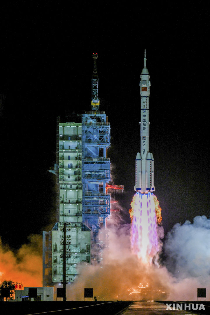 [주취안=신화/뉴시스] 중국이 10월 31일 유인우주선 ‘선저우(神舟) 21호’ 발사에 성공했다. 선저우 21호가 이날 오후 11시44분(현지 시간) 주취안 위성발사센터에서 ‘창정 2F 야오 21호’ 로켓에 실려 발사되는 모습.2025.12.01.  