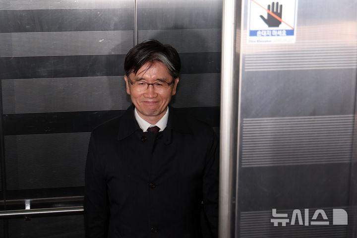 [서울=뉴시스] 조성우 기자 = 오동운 고위공직자범죄수사처(공수처) 처장이 1일 오전 서울 서초구 순직 해병 특별검사팀 사무실에서 피의자 소환 조사를 받기 위해 출석하고 있다. 2025.11.01. xconfind@newsis.com