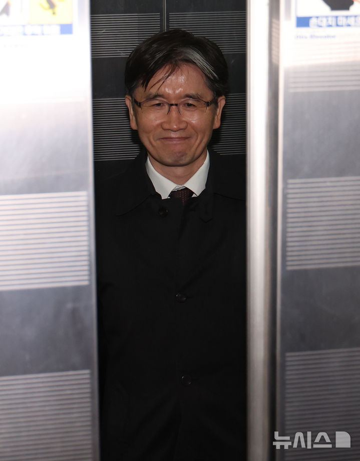 [서울=뉴시스] 조성우 기자 = 오동운 고위공직자범죄수사처(공수처) 처장이 1일 오전 서울 서초구 순직 해병 특별검사팀 사무실에서 피의자 소환 조사를 받기 위해 출석하고 있다. 2025.11.01. xconfind@newsis.com