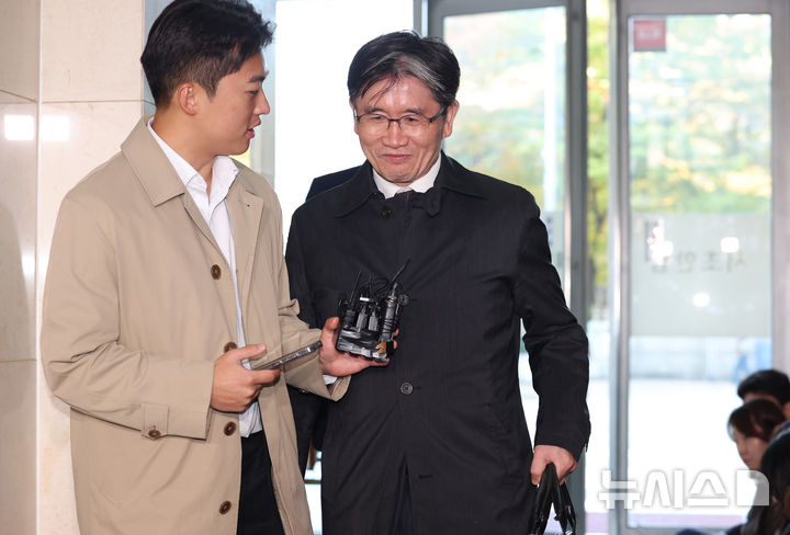 [서울=뉴시스] 조성우 기자 = 오동운 고위공직자범죄수사처(공수처) 처장이 1일 오전 서울 서초구 순직 해병 특별검사팀 사무실에서 피의자 소환 조사를 받기 위해 출석하고 있다. 2025.11.01. xconfind@newsis.com