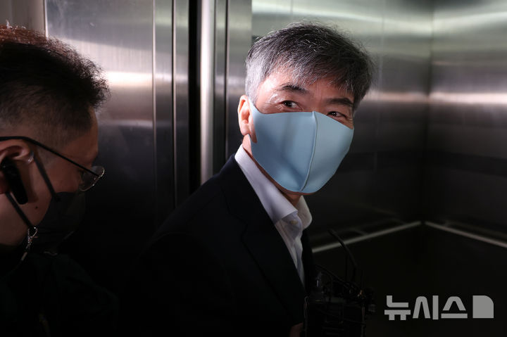 [서울=뉴시스] 조성우 기자 = 이종호 전 블랙펄인베스트 대표가 1일 오전 서울 서초구 순직 해병 특별검사팀 사무실에서 피의자 소환 조사를 받기 위해 출석하고 있다. 2025.11.01. xconfind@newsis.com