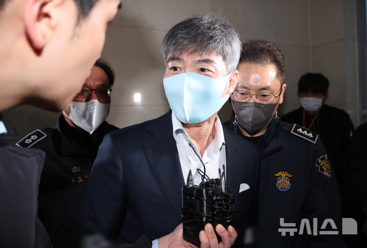 [서울=뉴시스] 조성우 기자 = 이종호 전 블랙펄인베스트 대표가 1일 오전 서울 서초구 순직 해병 특별검사팀 사무실에서 피의자 소환 조사를 받기 위해 출석하고 있다. 2025.11.01. xconfind@newsis.com