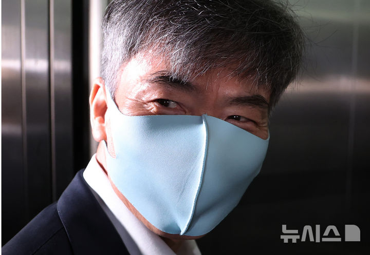 [서울=뉴시스] 조성우 기자 = 이종호 전 블랙펄인베스트 대표가 지난 1일 오전 서울 서초구 순직 해병 특별검사팀 사무실에서 피의자 소환 조사를 받기 위해 출석하고 있다. 2025.11.01. xconfind@newsis.com