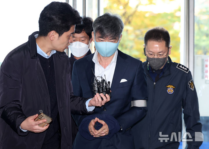 [서울=뉴시스] 조성우 기자 = 김건희 여사 측근으로 알려진 이종호 전 블랙펄인베스트 대표의 '임성근 구명 로비' 의혹 관련 휴대전화 파손·인멸 혐의 재판이 6일 종결된다. 사진은 이 전 대표가 지난해 11월 1일 오전 서울 서초구 순직 해병 특별검사팀 사무실에서 피의자 소환 조사를 받기 위해 출석하는 모습. 2026.03.06. xconfind@newsis.com