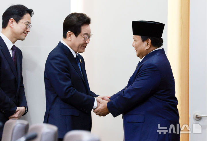 [경주=뉴시스] 고범준 기자 = 이재명 대통령과 프라보워 수비안토 인도네시아 대통령이 1일 경북 경주화백컨벤션센터 APEC 정상회의장에서 한-인도네시아 정상회담에 앞서 악수하고 있다. 2025.11.01. bjko@newsis.com