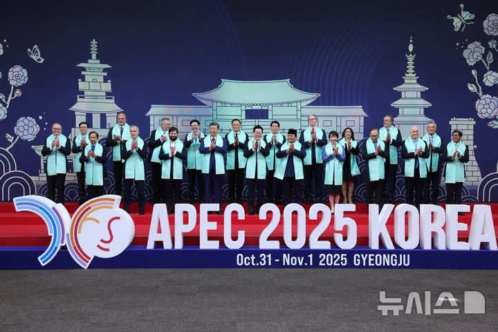 [경주=뉴시스] 최동준 기자 = 이재명 대통령이 1일 경북 경주화백컨벤션센터에서 APEC(아시아태평양경제협력체) 정상회의에 참석한 각국 정상들과 전통한복 목도리를 하고 단체 기념촬영을 하고 있다. 목도리에는 APEC 정상회의 엠블럼과 한글 자음 모음이 금박으로 새겨져 있다.앞줄 오른쪽부터 페르디난드 마르코스 필리핀 대통령, 크리스토퍼 럭슨 뉴질랜드 총리, 안와르 이브라힘 말레이시아 총리, 다카이치 사나에 일본 총리, 프라보워 수비안토 인도네시아 대통령, 이재명 대통령, 시진핑 중국 국가주석, 가브리엘 보리치 칠레 대통령, 마크 카니 캐나다 총리, 하사날 볼키아 브루나이 국왕, 앤서니 앨버니지 호주 총리.뒷줄 오른쪽부터 린신이 대만 타이와니아 캐피털 회장, 마르셀로 루이스 에브라르드 카사우본 멕시코 경제부 장관, 테레사 메라 고메스 페루 통상관광부 장관, 스콧 베센트 미국 재무부 장관, 르엉 끄엉 베트남 국가주석, 아누틴 찬위라꾼 태국 총리, 로런스 웡 싱가포르 총리, 알렉세이 오베르축 러시아 부총리, 존 로쏘 파푸아뉴기니 부총리, 존리 홍콩 행정장관. 2025.11.01. photocdj@newsis.com