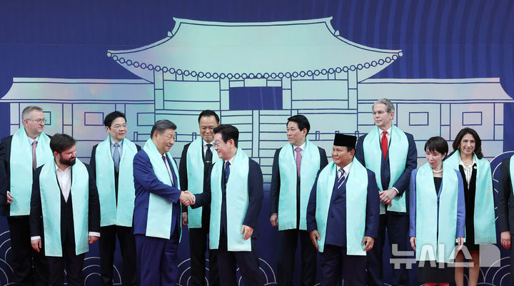 [경주=뉴시스] 최동준 기자 = 이재명 대통령이 1일 경북 경주화백컨벤션센터에서 열린 APEC(아시아태평양경제협력체) 정상회의 공식 기념촬영 행사에서 시진핑 중국 국가주석과 악수하고 있다. 2025.11.01. photocdj@newsis.com