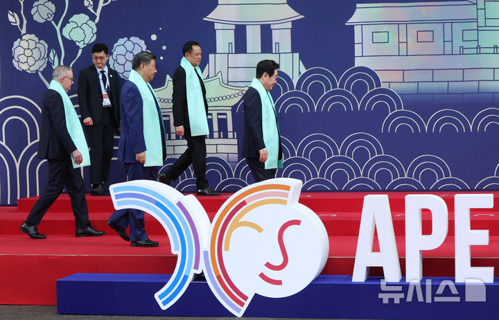 [경주=뉴시스] 최동준 기자 = 이재명 대통령이 1일 경북 경주화백컨벤션센터에서 시진핑 중국 국가주석 등 참석자들과 APEC(아시아태평양경제협력체) 정상회의 공식 기념촬영을 하기 위해 이동하고 있다. 2025.11.01. photocdj@newsis.com