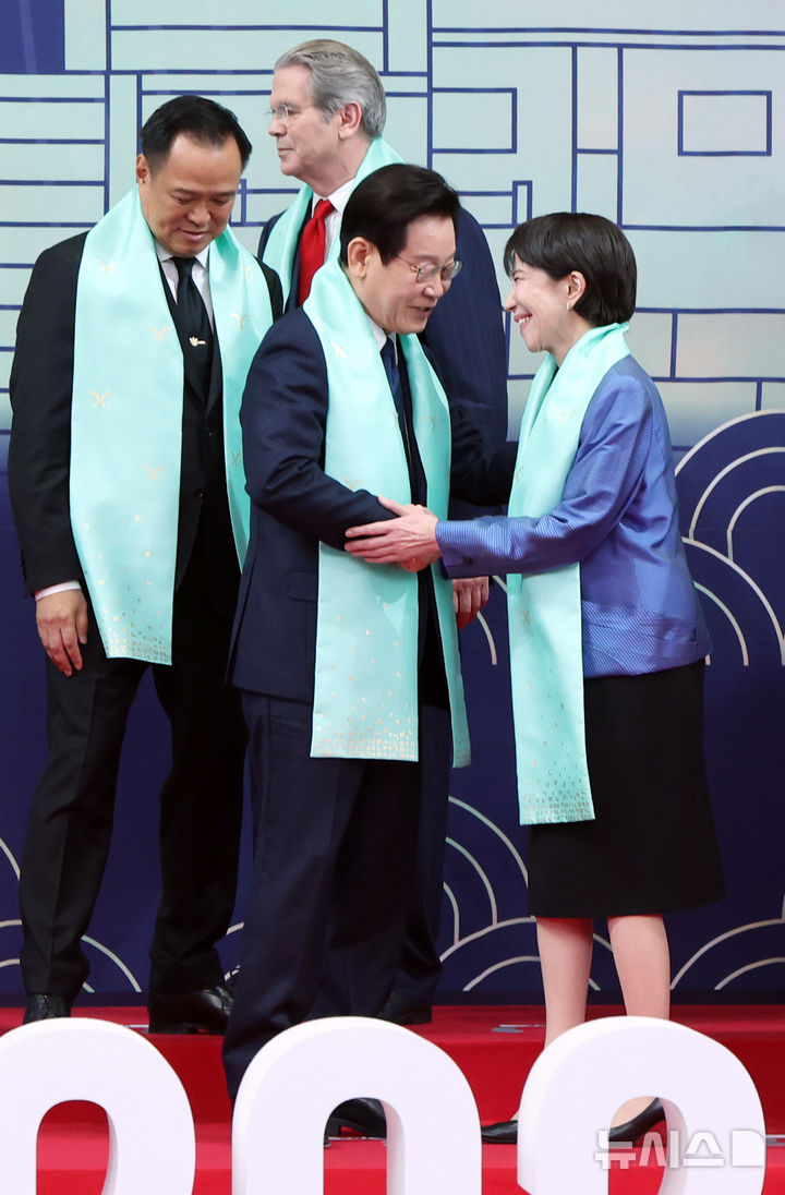 [경주=뉴시스] 최동준 기자 = 이재명 대통령이 1일 경북 경주화백컨벤션센터에서 열린 APEC(아시아태평양경제협력체) 정상회의 공식 기념촬영 행사에서 다카이치 사나에 일본 총리와 인사하고 있다. 2025.11.01. photocdj@newsis.com