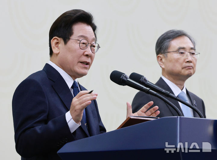 [경주=뉴시스] 고범준 기자 = 이재명 대통령이 1일 경북 경주화백컨벤션센터(HICO) 내 마련된 APEC(아시아태평양경제협력체) 정상회의 국제미디어센터(IMC)에서 기자회견을 하고 있다. 2025.11.01. bjko@newsis.com