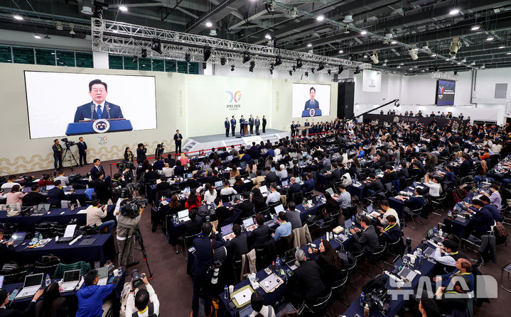[경주=뉴시스] 이무열 기자 = 이재명 대통령이 1일 경북 경주화백컨벤션센터(HICO) 내 마련된 APEC(아시아태평양경제협력체) 정상회의 국제미디어센터(IMC)에서 기자회견을 하고 있다. 2025.11.01. lmy@newsis.com