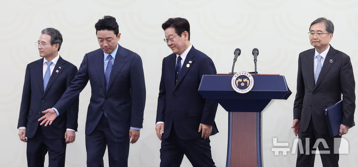 [경주=뉴시스] 추상철 기자 = 이재명 대통령이 1일 경북 경주화백컨벤션센터(HICO) 내 마련된 APEC(아시아태평양경제협력체) 정상회의 국제미디어센터(IMC)에서 기자회견을 마친 후 이동하고 있다. 2025.11.01. scchoo@newsis.com